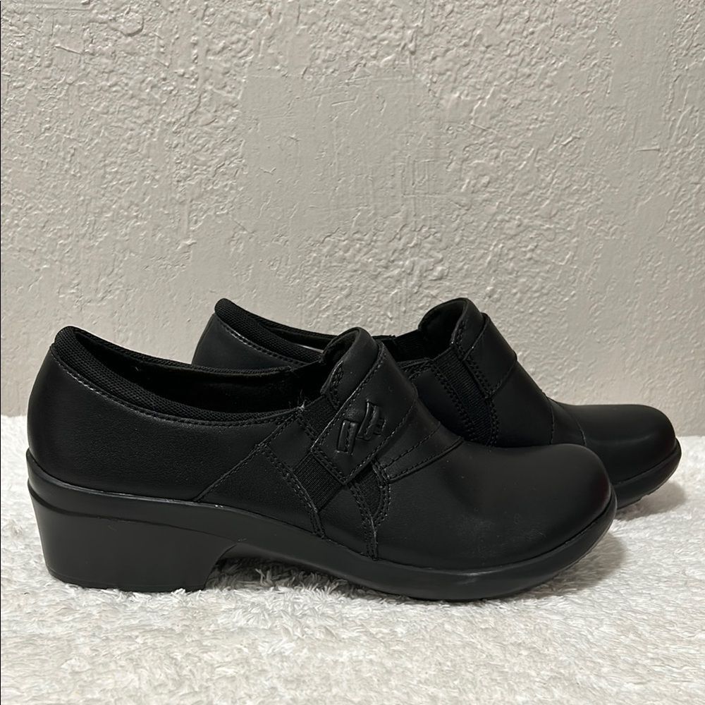 Clarks Size 9 ANGIE PEARL ANKLE BOOTIES In BLACK